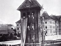 Trg bana Khuen-Hédervárya. Toranj za vježbu vatrogasaca. U pozadini, na uglu Sveučilišnog i Héderváryeva trga, vidimo dio palače Obrtne škole
